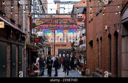 Les gens assis en train de parler buvant devant le pub bar populaire de Belfast, le Duke of York commercial court Cathedral Quarter Belfast. Banque D'Images