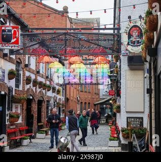 Matin ensoleillé à Belfast gens et une livraison au bar pub de Belfast le Duke of York commercial court Cathedral Quarter Belfast. Banque D'Images