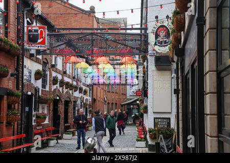 Matin ensoleillé à Belfast gens et une livraison au bar pub de Belfast le Duke of York commercial court Cathedral Quarter Belfast. Banque D'Images