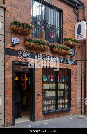 Entrée principale et bouteilles de whisky dans la fenêtre de whisky shop à Belfast.L'ami en question est un spécialiste du whisky shop dans quartier de la cathédrale de Belfast. Banque D'Images