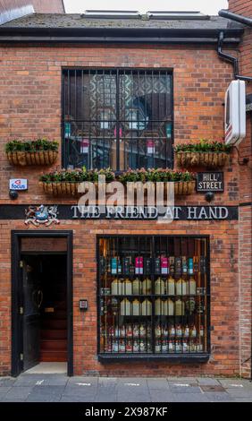 Entrée principale et bouteilles de whisky dans la fenêtre de whisky shop à Belfast.L'ami en question est un spécialiste du whisky shop dans quartier de la cathédrale de Belfast. Banque D'Images