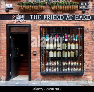 Entrée principale et bouteilles de whisky dans la fenêtre de whisky shop à Belfast.L'ami en question est un spécialiste du whisky shop dans quartier de la cathédrale de Belfast. Banque D'Images