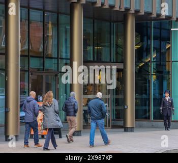 Personnes Belfast piétons passant devant l'entrée de l'hôtel Grand Central Hotel Belfast Bedford Street. Banque D'Images