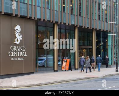 Entrée principale Grand Central Hotel Belfast piétons passant devant l'hôtel Belfast centre-ville 2024. Banque D'Images