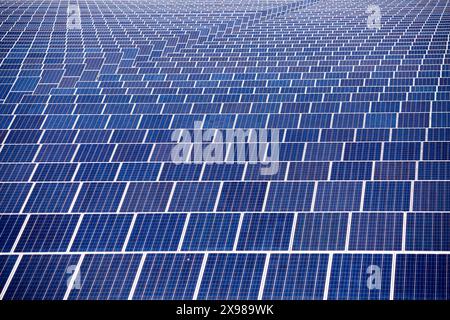 Un panneau solaire est un dispositif qui convertit la lumière du soleil en électricité en utilisant des cellules photovoltaïques (PV). Les cellules PV sont faites de matériaux qui produisent de l'excite Banque D'Images