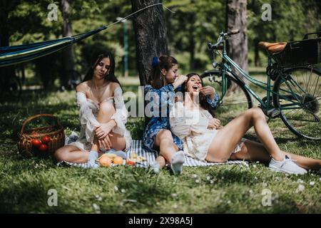 Des moments joyeux capturés alors que les sœurs rient et se détendent dans un parc ensoleillé Banque D'Images