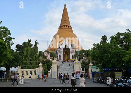 Vue du stupa Phra Pathom Chedi de 120 m de haut style sri-lankais, en forme de cloche, depuis l'entrée nord du temple bouddhiste, Nakhon Pathom, Thaïlande Banque D'Images