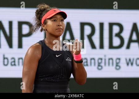 Paris, France. 29 mai 2024. Osaka Naomi célèbre lors du match de deuxième tour en simple féminin entre IgA Swiatek de Pologne et Osaka Naomi du Japon lors de l'Open de France à Roland Garros, Paris, France, le 29 mai 2024. Crédit : Meng Dingbo/Xinhua/Alamy Live News Banque D'Images