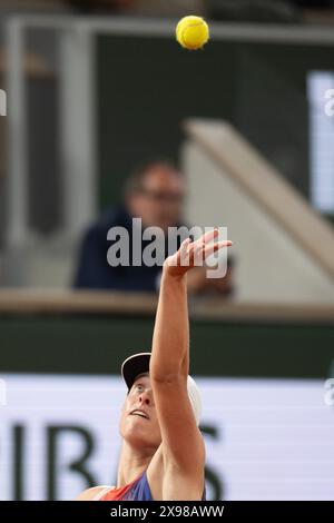 Paris, France. 29 mai 2024. IgA Swiatek sert lors du match de deuxième tour en simple féminin entre IgA Swiatek de Pologne et Osaka Naomi du Japon lors de l'Open de France à Roland Garros, Paris, France, le 29 mai 2024. Crédit : Meng Dingbo/Xinhua/Alamy Live News Banque D'Images