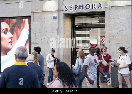 Madrid, Espagne. 24 mars 2024. Les gens sont vus en dehors de la multinationale française de soins personnels et de beauté de la marque Sephora en Espagne. (Crédit image : © Xavi Lopez/SOPA images via ZUMA Press Wire) USAGE ÉDITORIAL SEULEMENT! Non destiné à UN USAGE commercial ! Banque D'Images