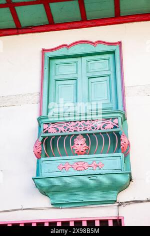 Belles façades dans le centre historique de la ville patrimoniale d'Aguadas situé dans le département de Caldas en Colombie. Banque D'Images