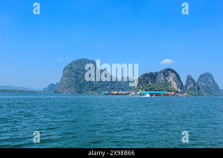 La colonie de Koh Panyee construite sur pilotis de la baie de Phang Nga, en Thaïlande. Le village des gitans de la mer d'Indonésie Banque D'Images