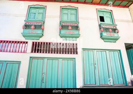 Belles façades dans le centre historique de la ville patrimoniale d'Aguadas situé dans le département de Caldas en Colombie. Banque D'Images