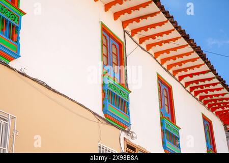 Belles façades dans le centre historique de la ville patrimoniale d'Aguadas situé dans le département de Caldas en Colombie. Banque D'Images