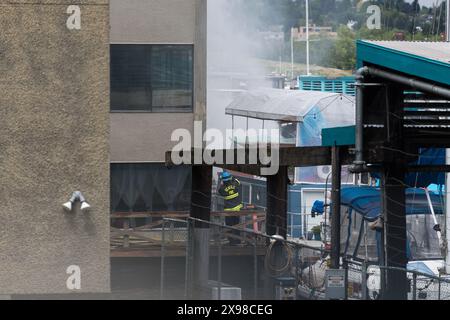 Seattle, États-Unis. 29 mai 2024. Vers 13h45, la police et les pompiers répondent à un incendie de marina dans l'avenue Westlake à South Lake Union. Le feu a rapidement éteint le feu, mais des dommages importants ont été causés. Crédit : James Anderson/Alamy Live News Banque D'Images