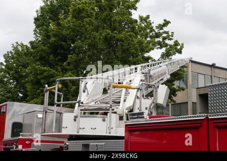 Seattle, États-Unis. 29 mai 2024. Vers 13h45, la police et les pompiers répondent à un incendie de marina dans l'avenue Westlake à South Lake Union. Le feu a rapidement éteint le feu, mais des dommages importants ont été causés. Crédit : James Anderson/Alamy Live News Banque D'Images