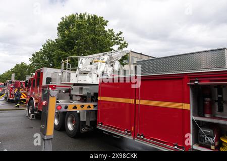 Seattle, États-Unis. 29 mai 2024. Vers 13h45, la police et les pompiers répondent à un incendie de marina dans l'avenue Westlake à South Lake Union. Le feu a rapidement éteint le feu, mais des dommages importants ont été causés. Crédit : James Anderson/Alamy Live News Banque D'Images