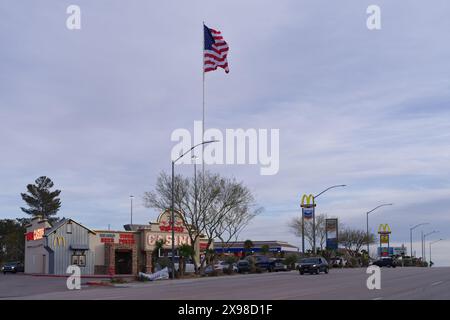 Des enseignes de casino, de station-service et de restauration rapide sont affichées dans la ville de Searchlight, Nevada, le 4 mars 2024. Banque D'Images