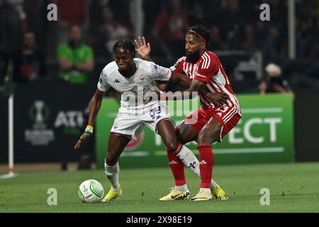 Christian Kouame (Fiorentina) Rodinei (Olympiacos FC) lors de la finale de l'UEFA Europa Conference League entre l'Olympiacos 1-0 d.t.s. Fiorentina à l'AEK Arena le 29 mai 2024 à Athènes, Grèce. Crédit : Maurizio Borsari/AFLO/Alamy Live News Banque D'Images