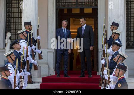 Athènes, bureau du premier ministre à Athènes. 29 mai 2024. Le premier ministre grec Kyriakos Mitsotakis (à gauche) accueille l'émir qatari Cheikh Tamim bin Hamad Al Thani, en visite officielle à Athènes, au bureau du premier ministre à Athènes, en Grèce, le 29 mai 2024. La Grèce et le Qatar se sont engagés mercredi à renforcer la coopération dans de nombreux secteurs, en mettant l’accent sur le front économique, a rapporté le radiodiffuseur national grec ERT. Crédit : Marios Lolos/Xinhua/Alamy Live News Banque D'Images