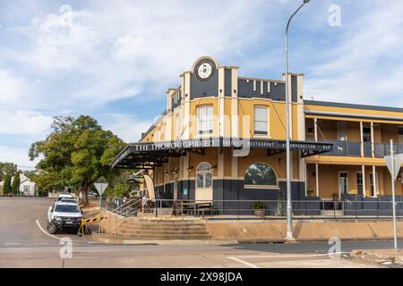 Centre-ville de Scone en Nouvelle-Galles du Sud, pub et restaurant Thoroughbred Hotel dans la capitale australienne du cheval Banque D'Images