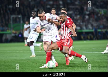 Athènes, Athènes, Grèce. 29 mai 2024. 9 AYOUB El KAABI de l'Olympiacos Piraeus en compétition avec 4 NIKOLA MILENKOVIÄ† de l'AFC Fiorentina lors de la finale de l'UEFA Conference League, match entre l'Olympiacos Piraeus et l'ACF Fiorentina à l'OPAP Arena le 29 mai 2024 à Athènes, Grèce. (Crédit image : © Stefanos Kyriazis/ZUMA Press Wire) USAGE ÉDITORIAL SEULEMENT! Non destiné à UN USAGE commercial ! Banque D'Images