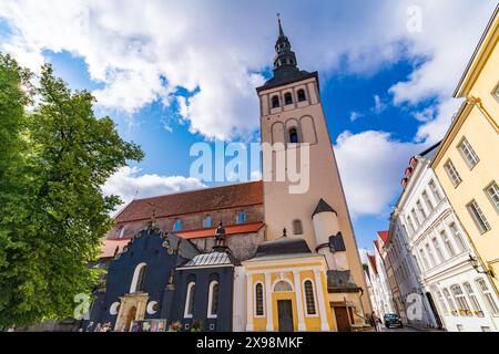 Rassemblez l'église Nicholas et le musée Niguliste à Tallinn, Estonie Banque D'Images