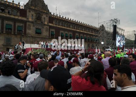 Mexiko Stadt, Mexique. 29 mai 2024. Les partisans du candidat à la présidence du parti au pouvoir, Sheinbaum, participent à un rassemblement final sur le Zocalo le dernier jour de campagne avant les élections législatives du 2 juin. Crédit : Jair Cabrera Torres/dpa/Alamy Live News Banque D'Images