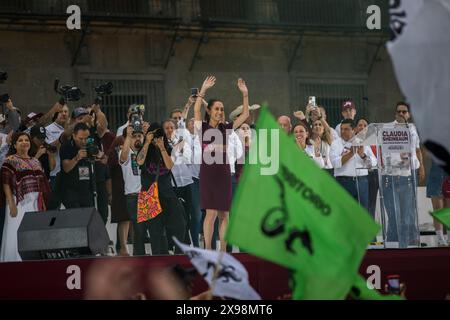 Mexiko Stadt, Mexique. 29 mai 2024. La candidate à la présidence Claudia Sheinbaum participe à son dernier rassemblement sur le Zocalo le dernier jour de campagne avant les élections législatives du 2 juin. Crédit : Jair Cabrera Torres/dpa/Alamy Live News Banque D'Images