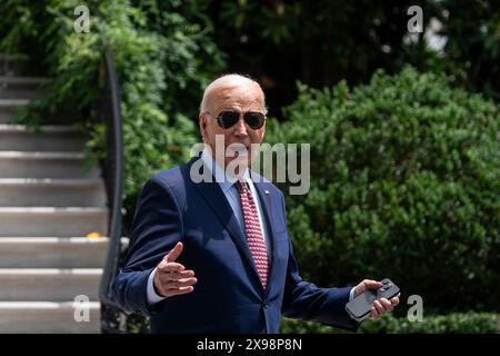 Washington, DC, États-Unis. 29 mai 2024. Le président des États-Unis Joe Biden sort de la Maison Blanche avant d'embarquer sur Marine One à Washington, DC, États-Unis, le mercredi 29 mai, 2024. mardi, la Maison Blanche a déclaré qu'une frappe israélienne sur un campement à Rafah, qui avait fait des dizaines de morts, était dévastatrice mais n'obligerait pas le Président Joe Biden à geler d'autres livraisons d'armes à destination du pays. Crédit : Al Drago/Pool via CNP/dpa/Alamy Live News Banque D'Images