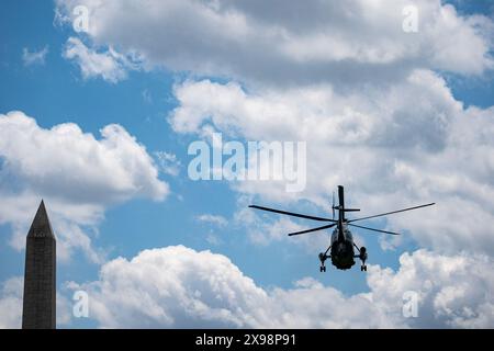 Washington, DC, États-Unis. 29 mai 2024. Marine One, avec le président des États-Unis Joe Biden à bord, survole le Washington Monument à Washington, DC, États-Unis, le mercredi 29 mai, 2024. mardi, la Maison Blanche a déclaré qu'une frappe israélienne sur un campement à Rafah, qui avait fait des dizaines de morts, était dévastatrice mais n'obligerait pas le Président Joe Biden à geler d'autres livraisons d'armes à destination du pays. Crédit : Al Drago/Pool via CNP/dpa/Alamy Live News Banque D'Images