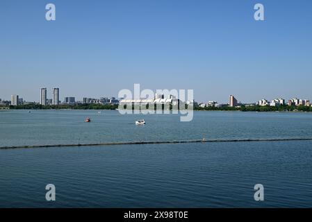 Vue sur la ville de la montagne et du lac dans l'après-midi ensoleillé à Nanjing Banque D'Images