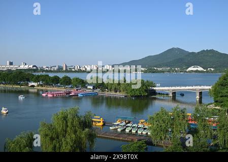 Vue de la digue sur le lac en après-midi ensoleillé à Nanjing Banque D'Images