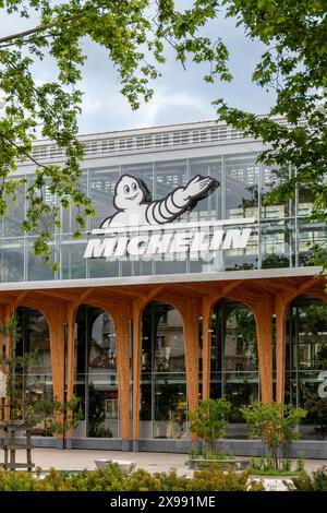 Vue extérieure du bâtiment du siège social Michelin. Michelin est une multinationale française et l’un des leaders mondiaux de la fabrication de pneus Banque D'Images