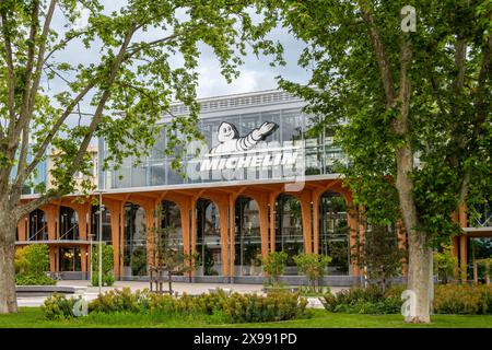 Vue extérieure du bâtiment du siège social Michelin. Michelin est une multinationale française et l’un des leaders mondiaux de la fabrication de pneus Banque D'Images