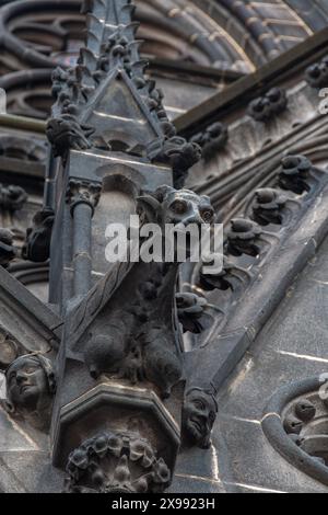 Art médiéval : gargouille gothique de la cathédrale notre-Dame-de-l'Assomption de Clermont-Ferrand, monument historique construit en pierre Volvic noire Banque D'Images