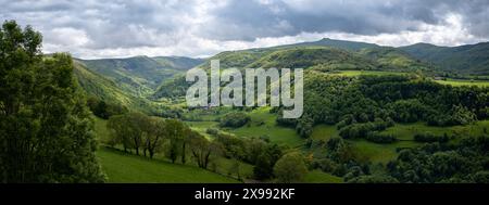 Paysage typique d'Auvergne. Vue panoramique sur la vallée de Maronne depuis le village de Salers, France, dans le département du Cantal Banque D'Images