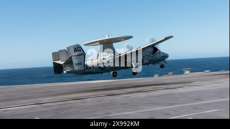Un E-2C Hawkeye, rattaché à l'escadron de commandement et de contrôle aéroporté (VAW) 116, décolle du porte-avions de classe Nimitz USS George Washington (CVN Banque D'Images
