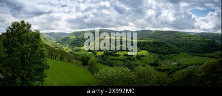 Paysage typique d'Auvergne. Vue panoramique sur la vallée de Maronne depuis le village de Salers, France, dans le département du Cantal Banque D'Images