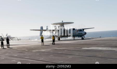 Un E-2C Hawkeye, rattaché à l'escadron de commandement et de contrôle aéroporté (VAW) 116, décolle du porte-avions de classe Nimitz USS George Washington (CVN Banque D'Images