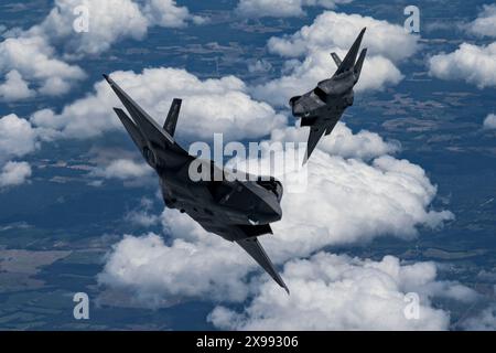 Deux avions F-35A Lightning II de l'US Air Force affectés à l'équipe de démonstration F-35A Lightning II volent en formation sur le chemin de l'ai Banque D'Images