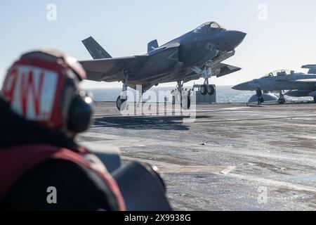 Un F-35C Lightning II, rattaché au Strike Fighter Squadron (VFA) 147, atterrit sur le porte-avions de classe Nimitz USS George Washington (CVN 73) alors qu'il était à l'UEDN Banque D'Images