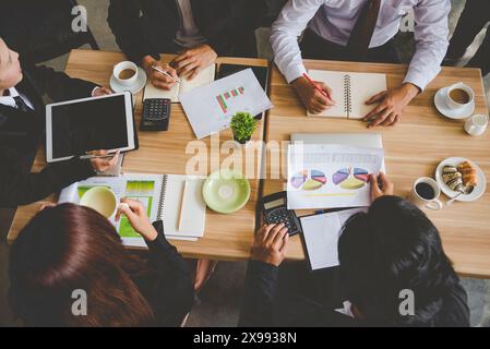 Concept d'équipe. Réunion de l'équipe de collaboration avec les entreprises de la communication d'équipe travaillant ensemble dans la salle de conférence. Vue de dessus de la diversité Le partenaire B Banque D'Images