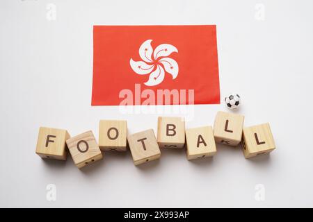 Drapeau de Hong Kong avec titre de football et fond blanc. concept de football Banque D'Images