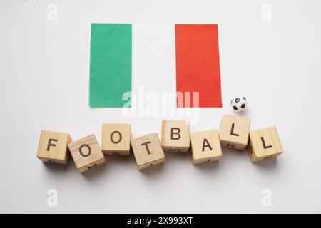 Drapeau italien avec titre de football et fond blanc. concept de football Banque D'Images