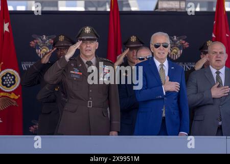 West point, États-Unis. 25 mai 2024. U. Le président Joe Biden, à droite, et le général Steven Gilland, surintendant de l'USMA, à gauche, représentent l'hymne national lors des cérémonies de remise des diplômes à l'Académie militaire des États-Unis au Michie Stadium, le 25 mai 2024, à West point, New York. Crédit : Christopher Hennen/U.S. Armée/Alamy Live News Banque D'Images