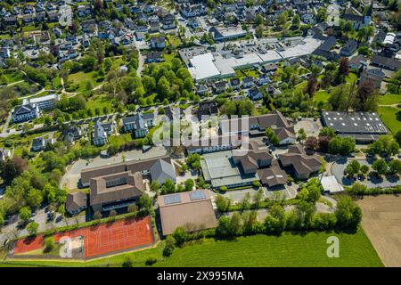 Luftbild, Schulzentrum mit Realschule Eslohe, Brüder-Grimm-Schule und Christine-Koch-Schule, Sportplatz und Sporthalle Steltenberg, Sportplatz Westenfeld, Einkaufszentrum an der Tölckestraße mit Aldi, Rewe und Deichmann, Niedereslohe, Eslohe, Sauerland, Nordrhein-Westfalen, Deutschland ACHTUNGxMINDESTHONORARx60xEURO *** vue aérienne, centre scolaire avec école secondaire Eslohe, école Brüder Grimm et école Christine Koch, terrain de sport et salle de sport Steltenberg, terrain de sport Westenfeld, centre commercial sur Tölckestraße avec Aldi, Rewe et Deichmann, Niedereslohe, Eslohe, Sauerland, Rhénanie du Nord Banque D'Images