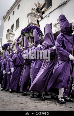 La Parade sacrée : les processions de la semaine Sainte en Espagne et leur signification culturelle Banque D'Images