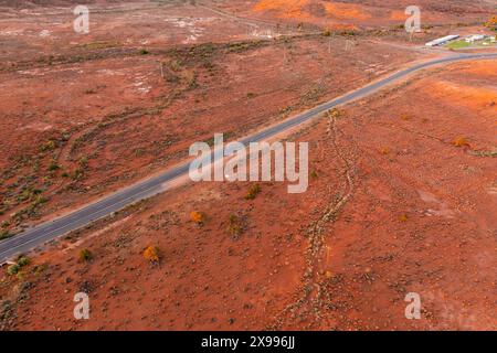 Vue aérienne d'une route étroite traversant un paysage aride de l'Outback à Broken Hill dans l'Outback de Nouvelle Galles du Sud, Australie Banque D'Images