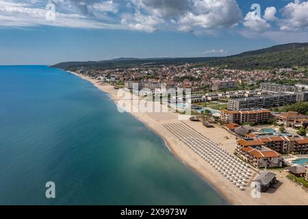 Vue aérienne à une station balnéaire Obzor sur la mer Noire en Bulgarie Banque D'Images